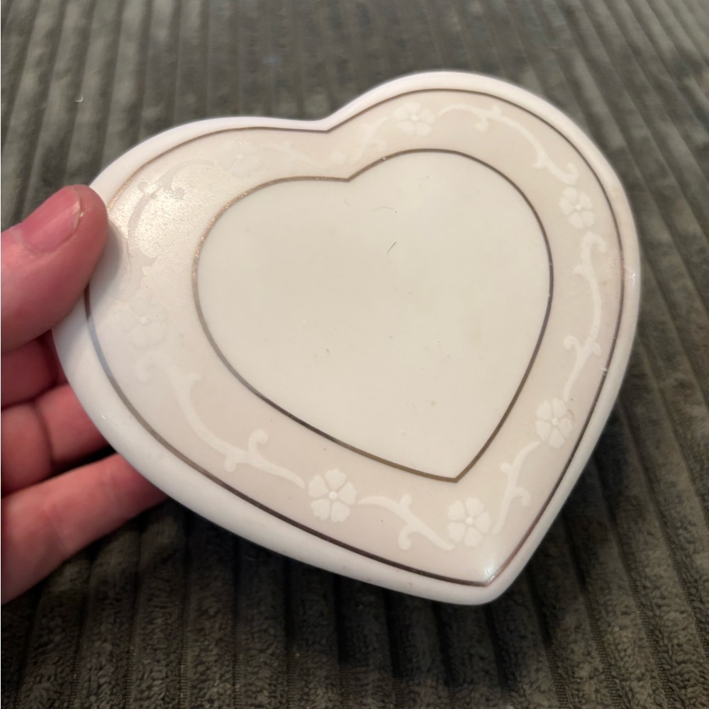 Wedgwood "Icing" heart-shaped trinket box made of bone china